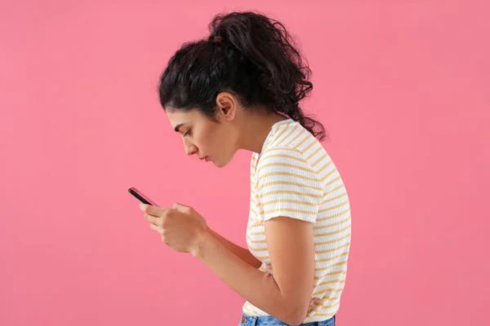 "Text neck" ou "síndrome do pescoço de texto" é um dos problemas que afetam coluna, ombros, braços e mãos devido à má postura enquanto usa dispositivos como computador e celular(Foto: Shutterstock)