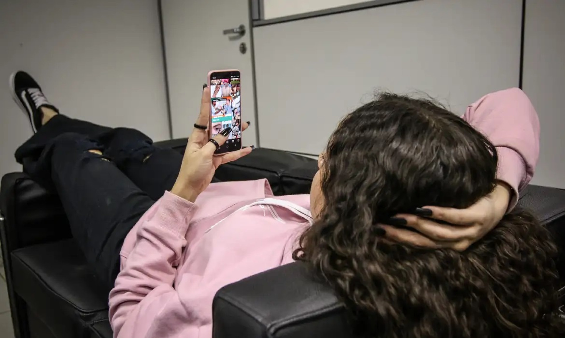 Pesquisa sobre h&aacute;bitos de consumo de cultura no Brasil revela que o celular &eacute; o principal canal de acesso a produtos (Foto: Ant&ocirc;nio Cruz/Ag&ecirc;ncia Brasil)