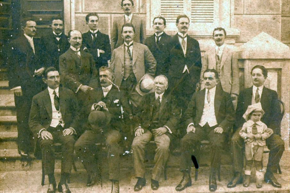 Registro da fundação do Centro Médico Cearense, em 20 de fevereiro de 1913. Em pé, da esquerda para a direita: Adalberto Studart, Raimundo Gomes, José Frota, Nelson Catunda, Alfredo Pontes, Amâncio Filomeno, Antônio Mesiano, Eliezer Studart, César Cals. Sentados estão Meton de Alencar, Eduardo Salgado, Barão de Studart, Manuelito Moreira, Costa Ribeiro e Costa Ribeiro Filho(Foto: Acervo da Santa Casa de Misericórdia/Arquivo Nirez)