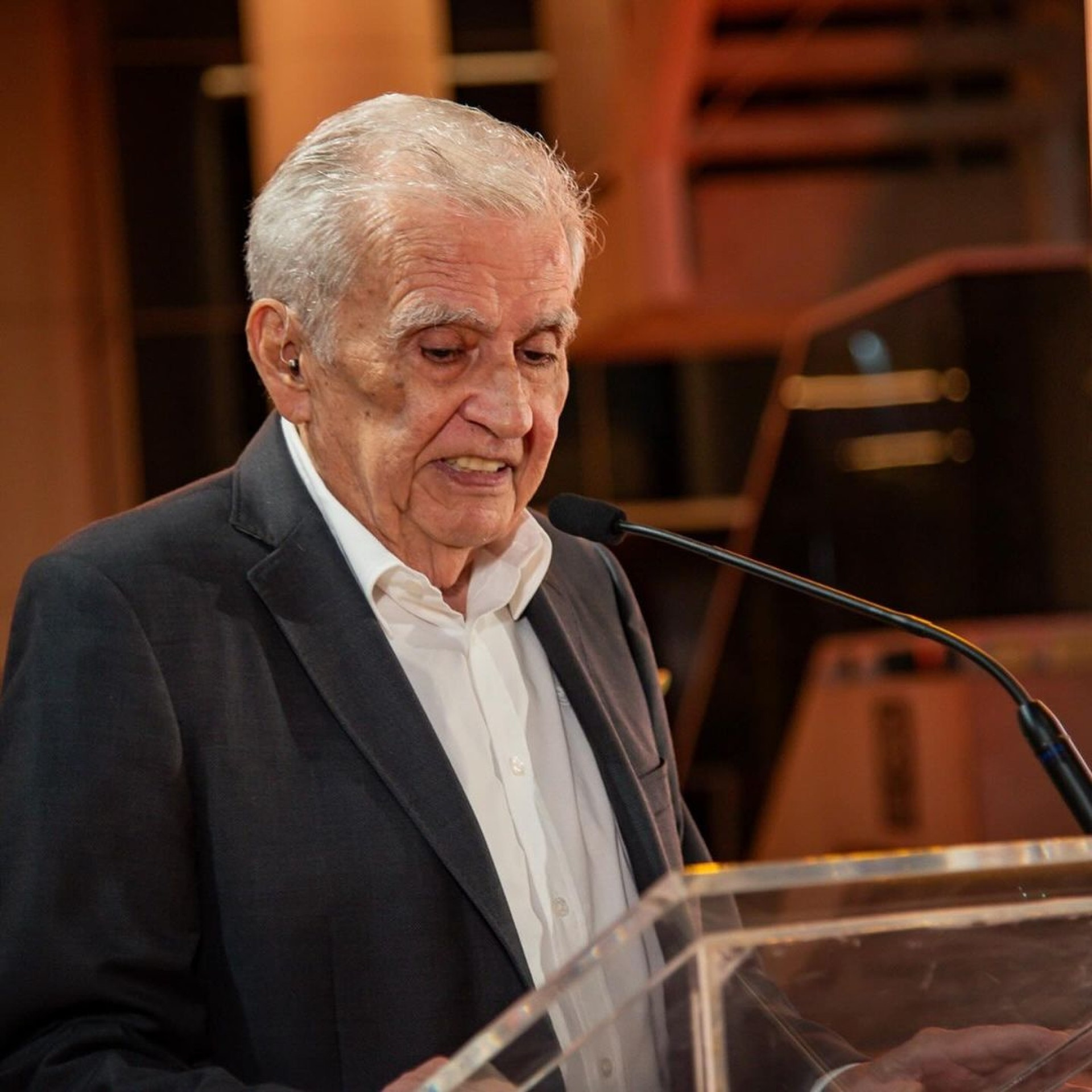 Lúcio Brasileiro em momento de tocante discurso, durante o lançamento de sua biografia (Foto: arquivo pessoal)