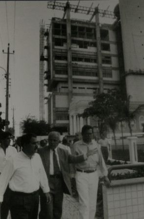 Uma das visitas do então prefeito Antonio Cambraia às obras do novo IJF, em 11 de fevereiro de 1993(Foto: João Guimarães/Arquivo O POVO.Doc)