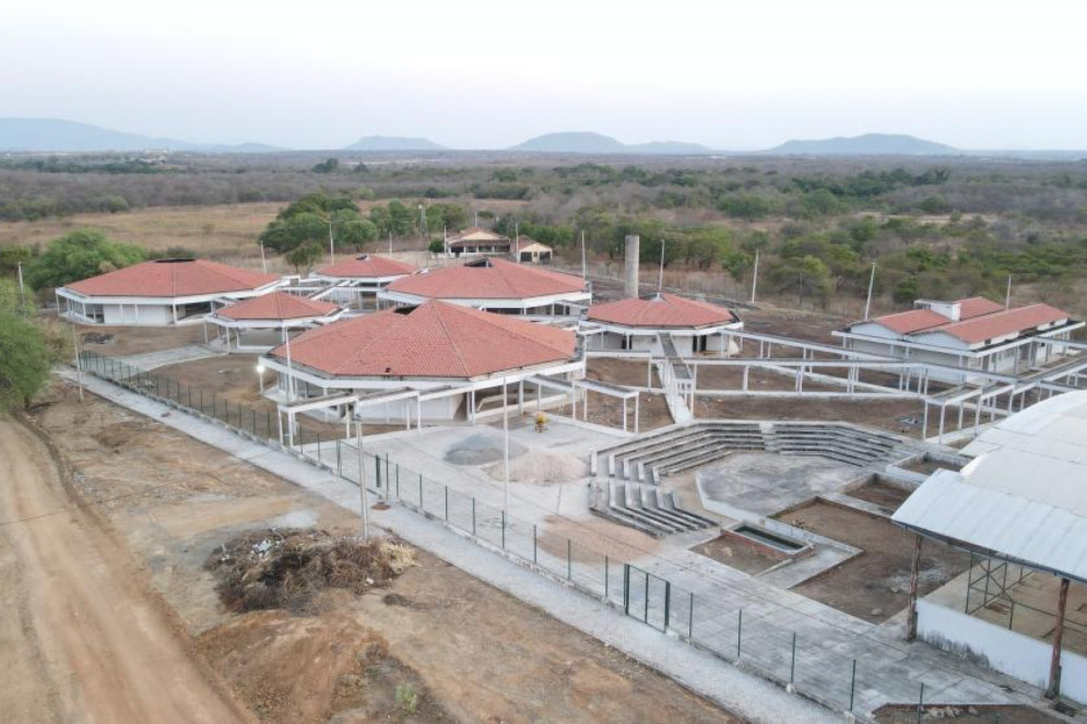 A construção da EFA de Santa Quitéria, na comunidade de Santa Rita, teve início há cerca de 10 anos. Com a maior parte da obra concluída, a expectativa é de que o equipamento seja finalizado em 2024(Foto: Algacy Filho)