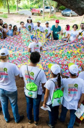 Mística de acolhida na sombra de uma oiticica durante aula inaugural da EFA Jaguaribana, em abril de 2018(Foto: Alisson Chaves/Comunicação EFA Jaguaribana Zé Maria do Tomé)