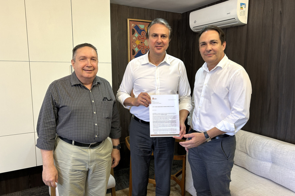 Luiz Eduardo Moraes (Diretor do Sindienergia), Ministro Camilo Santana e Luis Carlos Queiroz (presidente do Sindienergia) (Foto: Sindienergia/ Divulgação)