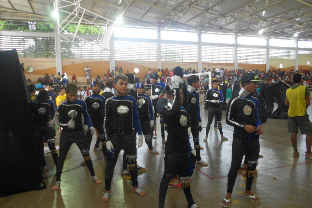 Em Fortaleza, os grupos de swingueira eram compostos por jovens da periferia, que se organizavam para garantir coreografia, participação em eventos, figurino e transporte(Foto: Marcelo Ricarte/Acervo pessoal)