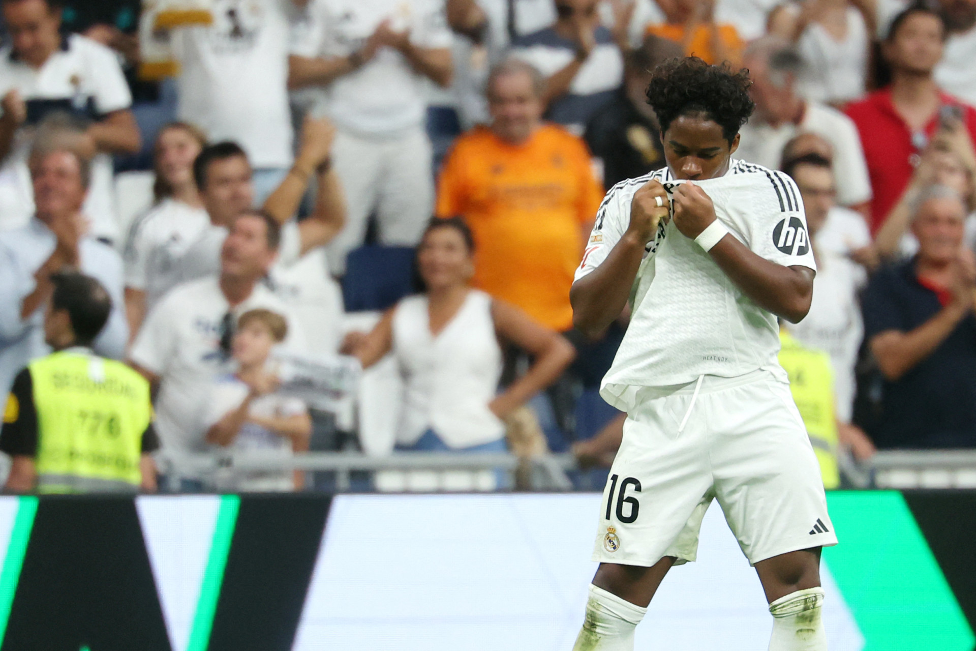 O atacante brasileiro #16 Endrick, do Real Madrid, comemora o terceiro gol de sua equipe durante a partida da liga espanhola de futebol entre Real Madrid CF e Real Valladolid FC, no estádio Santiago Bernabeu, em Madri, em 25 de agosto de 2024. (Foto: Pierre-Philippe MARCOU / AFP)