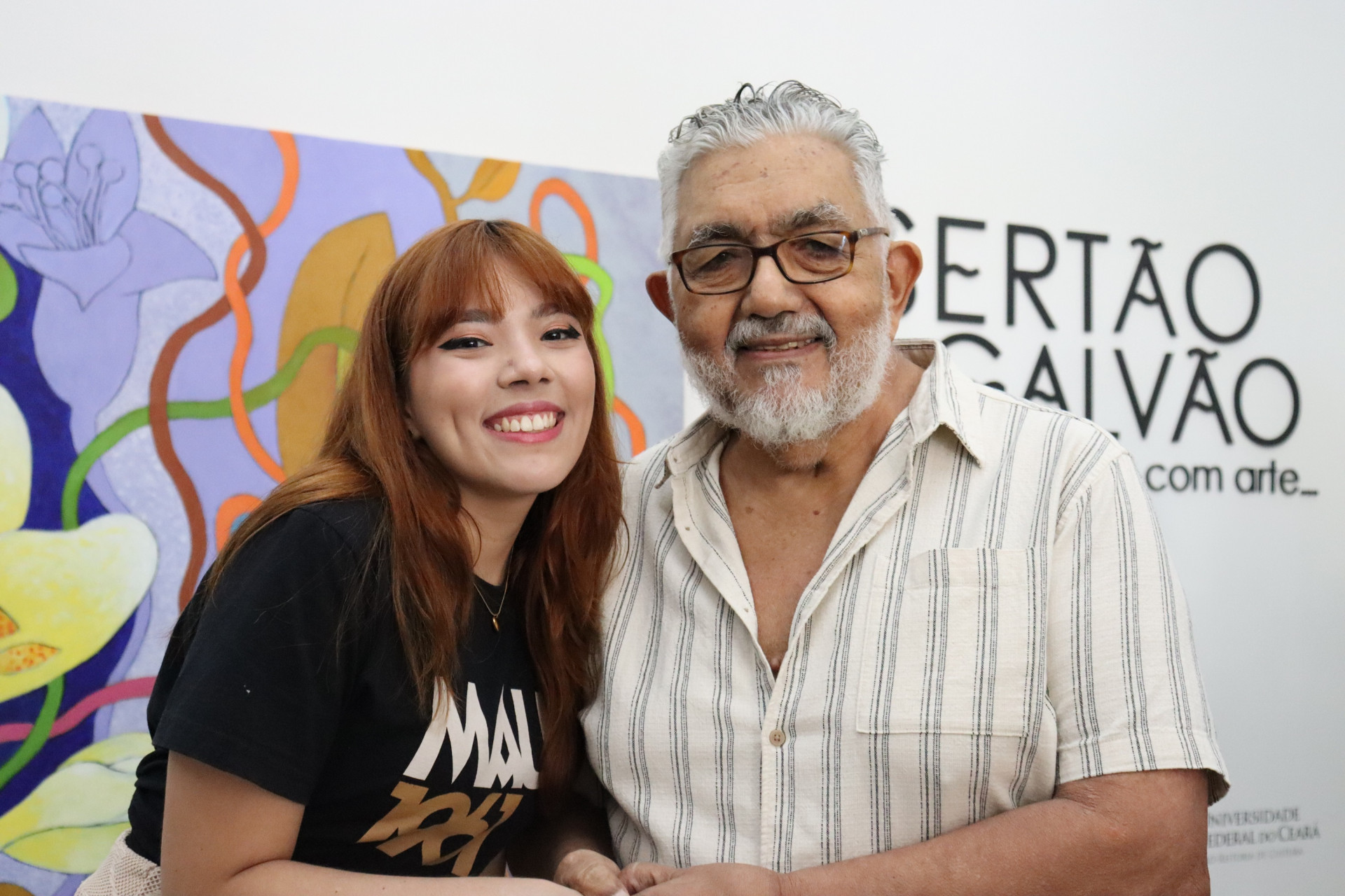 (Foto: Helem Ribeiro/ Divulgação )Bolsista do Núcleo de Comunicação da UFC Giovanna Carvalho e o artista Descartes Gadelha