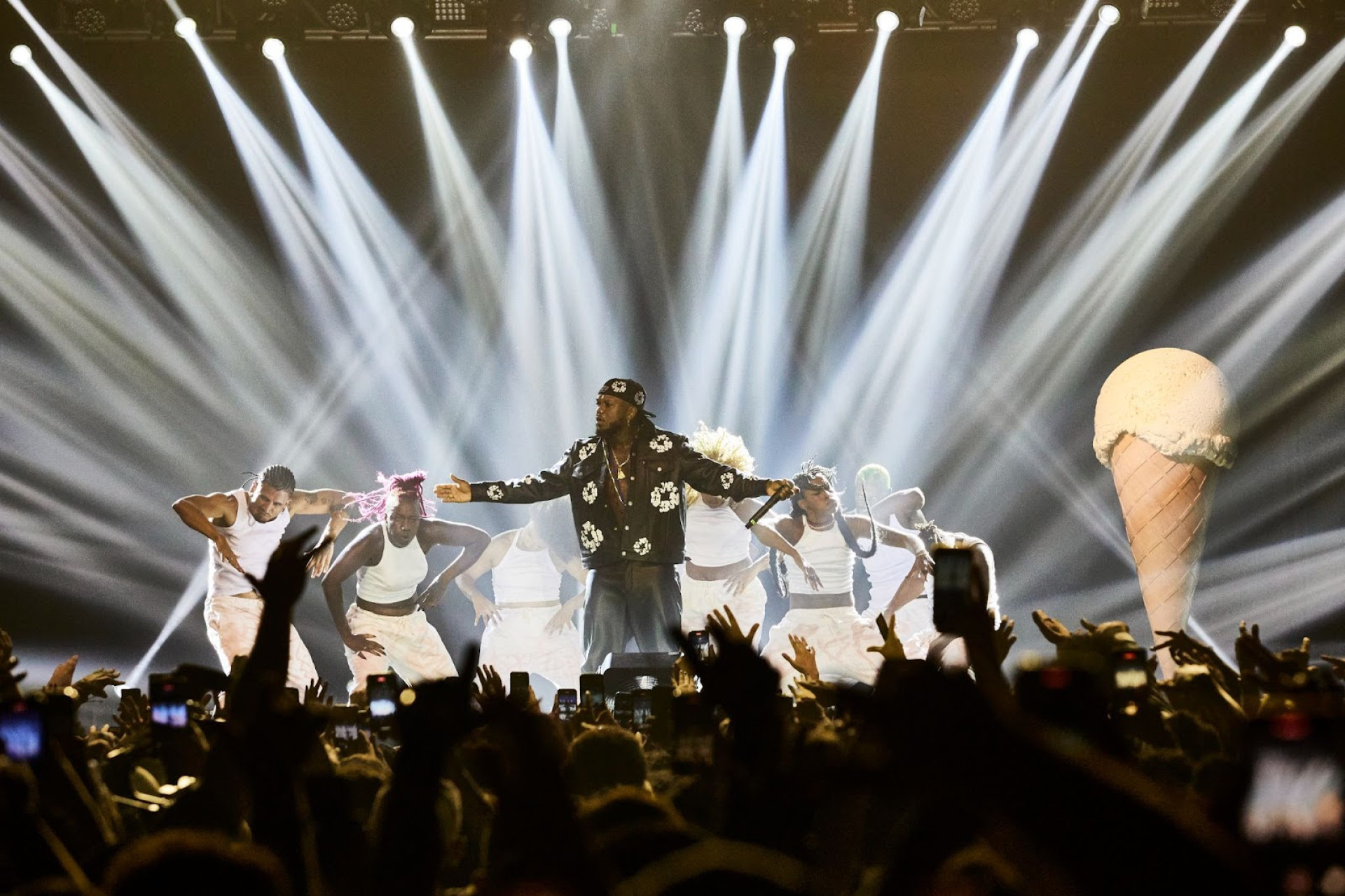 Djonga subirá ao palco para cantar seus sucessos para o Brasil e todo o público presente no Ginásio Mineirinho, em Belo Horizonte, no dia 7 de setembro. (Foto: Divulgação)