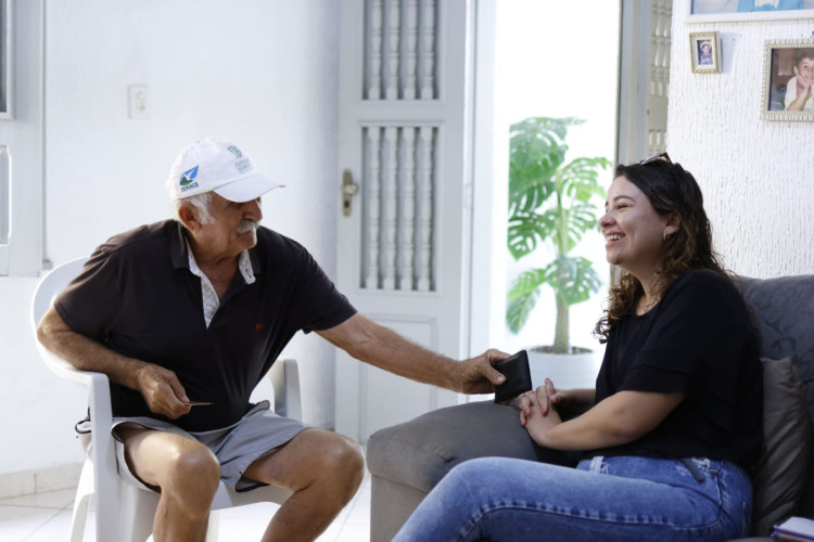 Eu e seu Zacarias, em sua casa, enquanto ele falava de como era o trabalho na fábrica e os amigos que fez(Foto: Arquivo Pessoal)