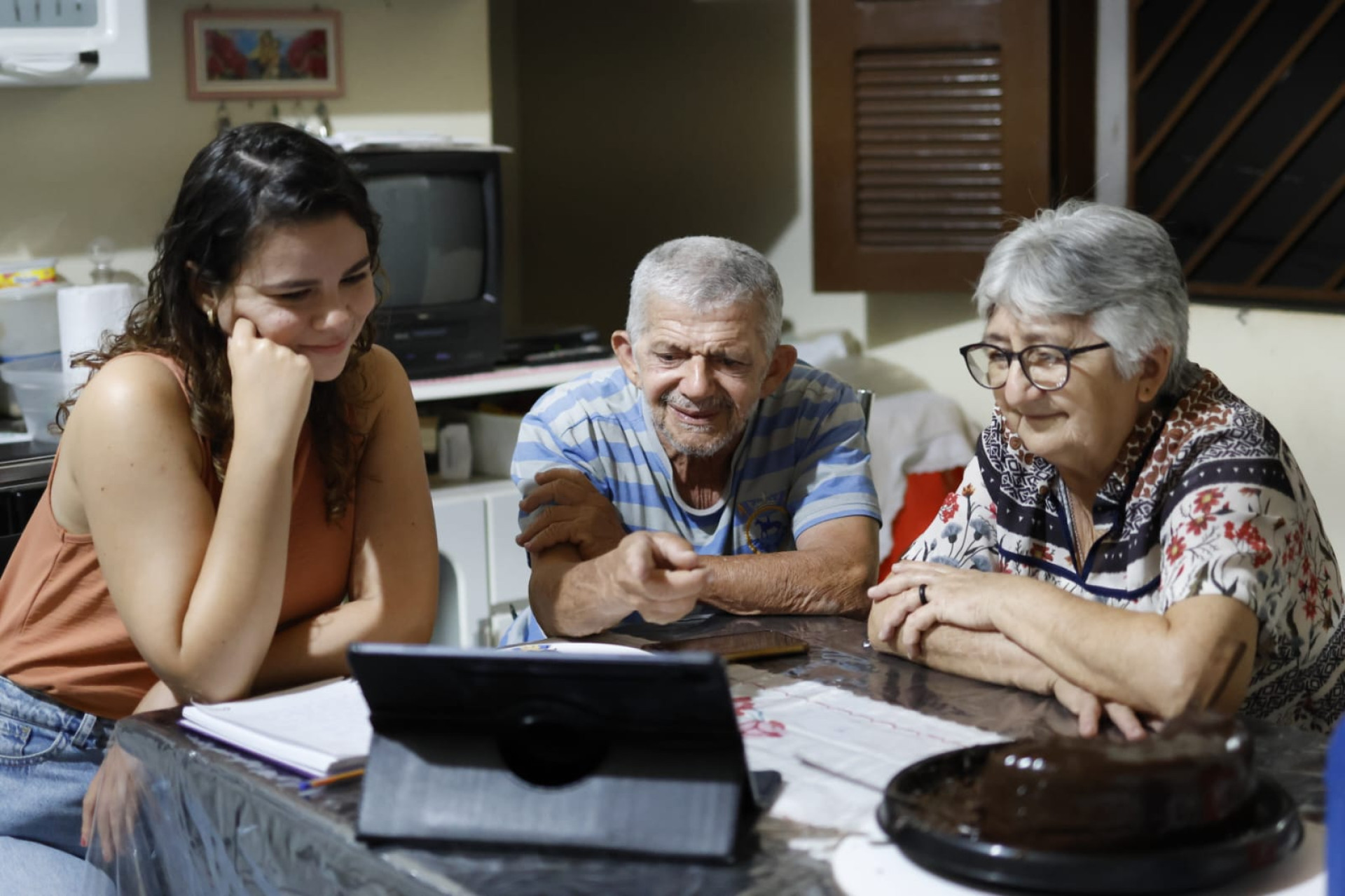 Eu, Seu Bezerra e Dona Socorro assistimos a trechos do filme 