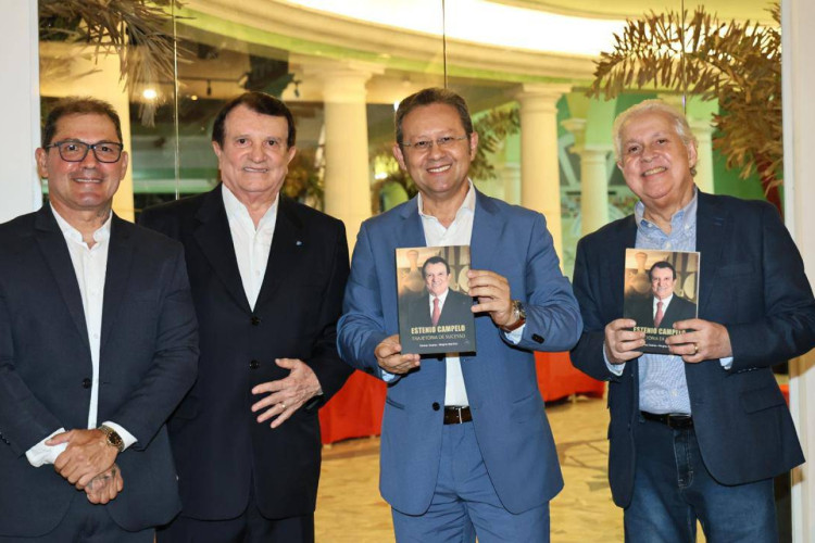 Estenio com os autores do livro(Foto: arquivo pessoal)
