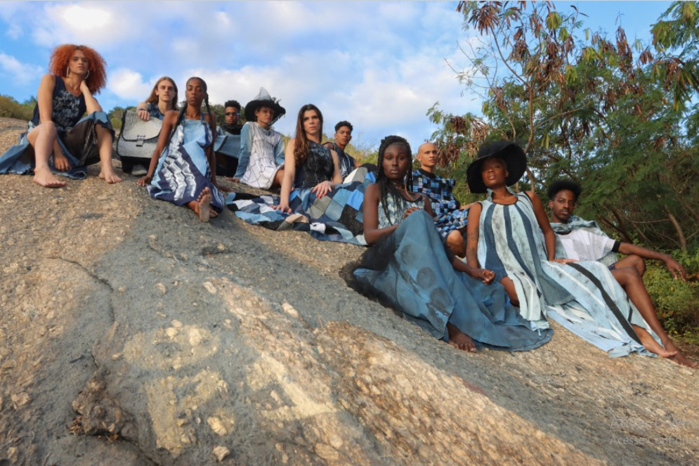 Desfile de peças sustentáveis com modelos da Escola de DIVINES. O projeto integra o Ecomoda, de Almir França(Foto: Pedro Conforte - Viva Rio/Divulgação)