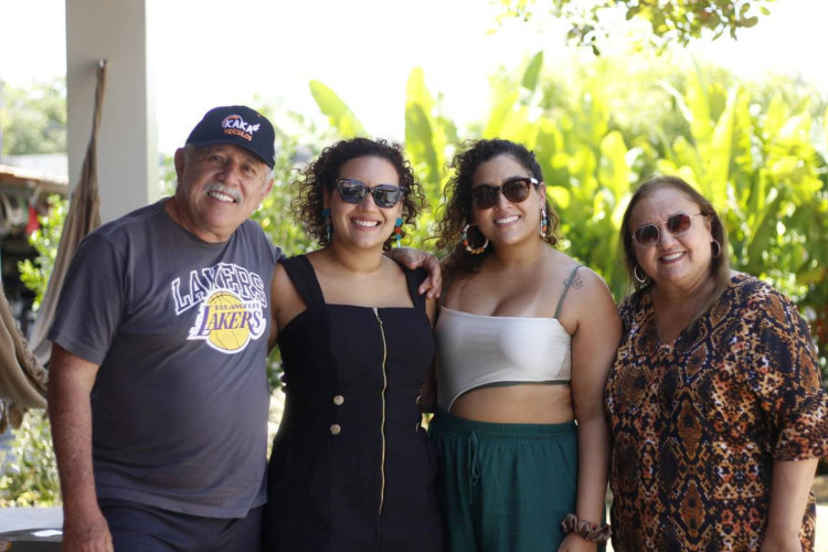 THAÍS Pinheiro Feitosa cercada da família(Foto: arquivo pessoal)