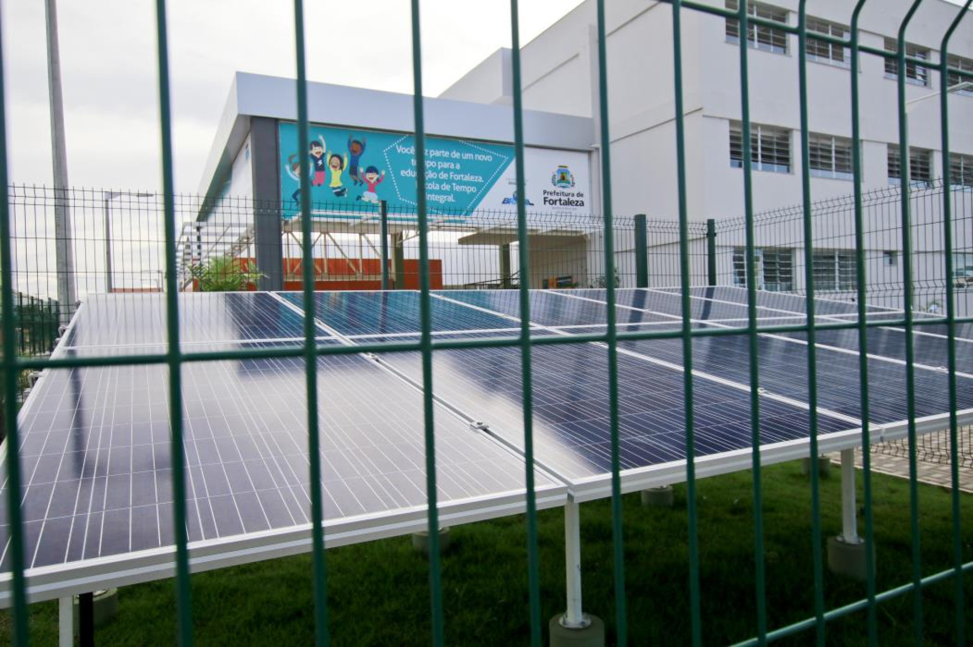 Escola Pública em no bairro do Siqueira em Foratelza com tecnologia de energia solar (Foto: Júlio Caesar)