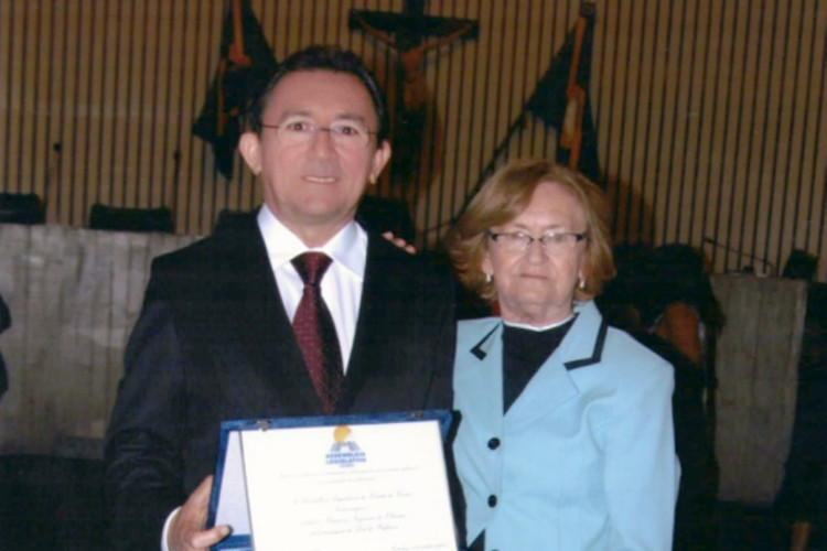 Nazareno Oliveira ao lado da mãe, Raimunda Rodrigues de Oliveira, durante homenagem ao Dia do Professor Colégio Master_Legados(Foto: Acervo pessoal Nazareno Oliveira/ Colégio Master)