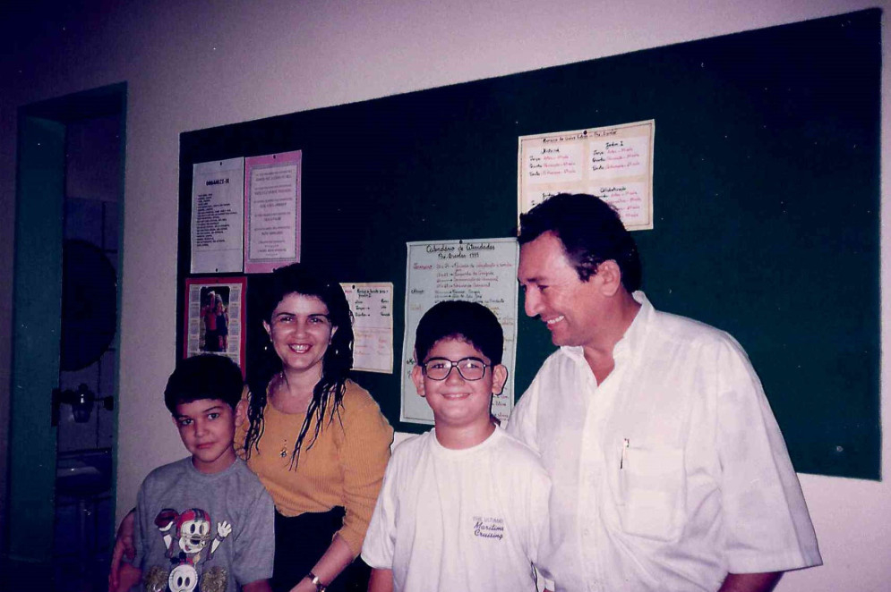 Os fihos Lucas (camiseta cinza) e Matheus com os pais Herbeni e Nazareno Oliveira Colégio Master_Legados(Foto: Acervo pessoal Nazareno Oliveira/ Colégio Master)