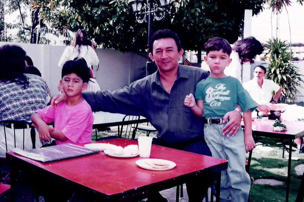 Registros da infância de Matheus (camiseta rosa) e Lucas com o pai Nazareno Oliveira, fundador do Colégio Master Colégio Master_Legados(Foto: Acervo pessoal Nazareno Oliveira/ Colégio Master)