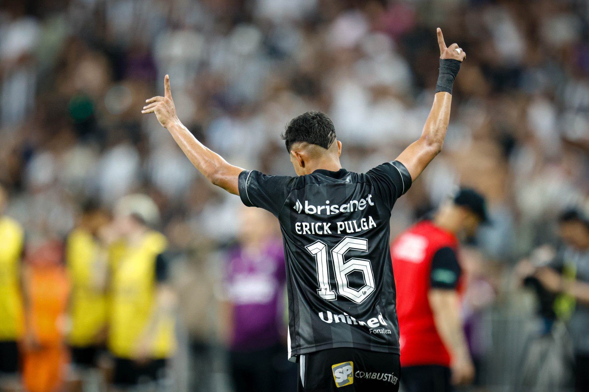 Pulga celebra gol marcado contra o Operário no Castelão (Foto: AURELIO ALVES/O POVO)