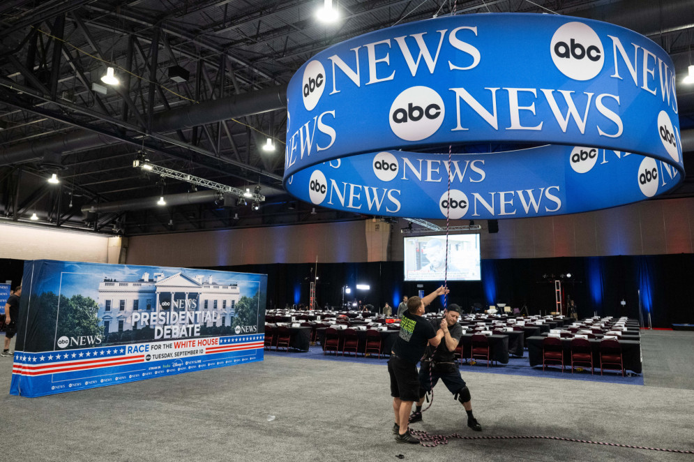 Trabalhadores concluem os preparativos no centro de arquivamento de mídia e na sala de rotação para o debate presidencial da ABC News entre a candidata democrata, vice-presidente Kamala Harris, e o candidato republicano, ex-presidente dos EUA, Donald Trump, na Filadélfia, Pensilvânia, em 9 de setembro de 2024(Foto: SAUL LOEB / AFP)