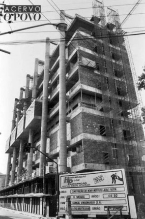 Construção do IJF, inaugurado em 1993. O prédio originou-se na esquina de trás em 1936, com a Assistência Municipal de Fortaleza (AMF)(Foto: Arquivo O POVO.Doc)