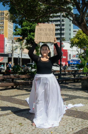 Vitória Vaz realiza a performance 