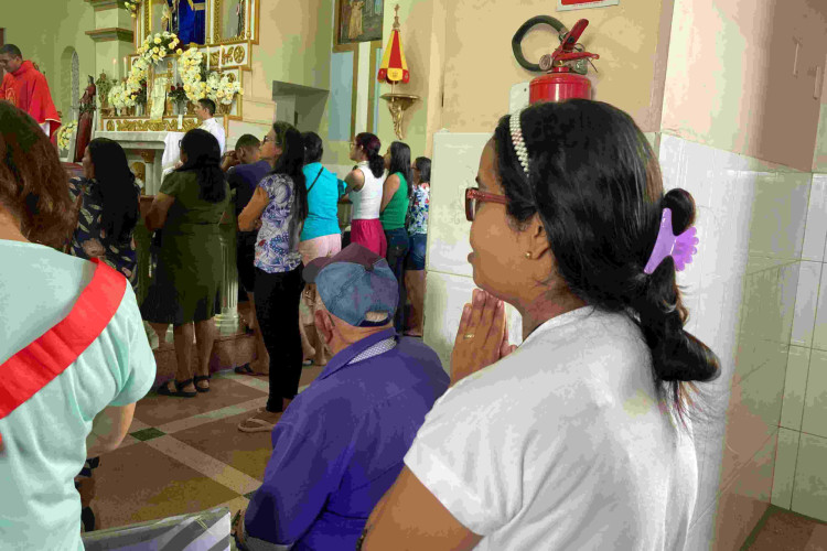 No domingo, 15, a população reza pelo dia de Nossa Senhora das Dores(Foto: Denilson Rodrigues/O POVO)