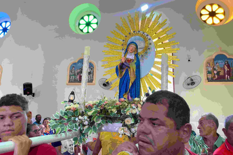 Procissão com a imagem de Nossa Senhora das Dores pelas principais ruas do centro de Juazeiro do Norte(Foto: Denilson Rodrigues/O POVO)