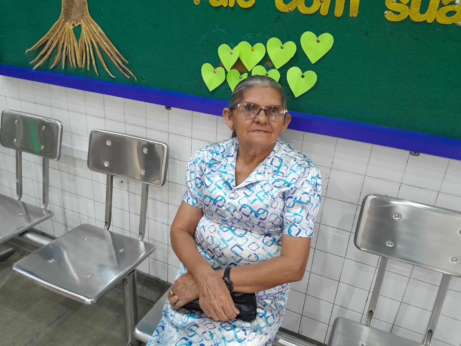 Maria de Fátima Sobral espera o filho no Instituto José Frota (IJF)(Foto: Ludmyla Barros/O POVO)
