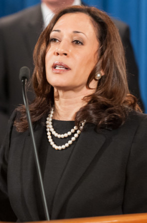 A vice-presidente dos Estados Unidos, Kamala Harris, costuma usar pérolas para fazer referência à sua antiga sororidade universitária, Alpha Kappa Alpha, formada por mulheres negras(Foto: Lonnie Tague / Departmento de Justiça dos Estados Unidos)