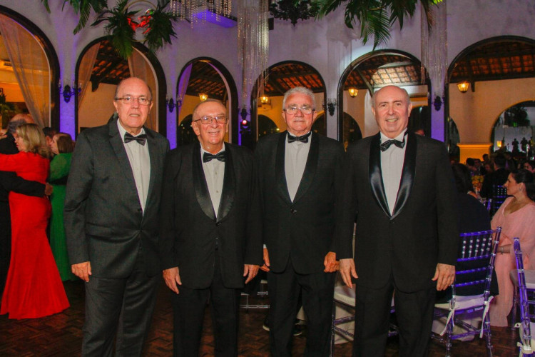 A LIDERANÇA DO CLUBE: presidentes Fernando Esteves e Amarílio Cavalcante com Valmir Pontes e Alcimor Rocha (Foto: Arquivo Pessoal)