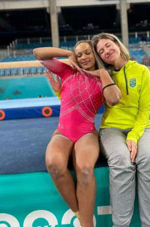 Rebeca Andrade com a psicóloga Aline Wolff(Foto: Rebeca Andrade/Acervo pessoal)
