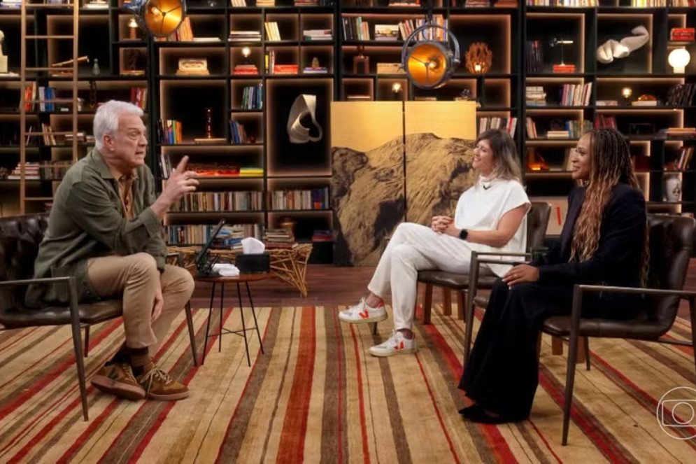 A campeã olímpica Rebeca Andrade e sua psicóloga Aline Wolff no programa Conversa com Bial (Foto: TV Globo/Reprodução)