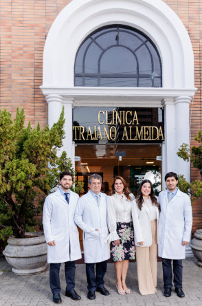 Clínica Trajano Almeida 50 anos. No registro: Paulo Ricardo, José Joaquim, Mércia Almeida, Marcella Almeida e Eduardo Almeida. (Foto: RAFAEL PONTES/ divulgação )