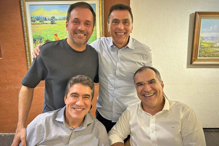 N'O Banquete: Fernando Novais, o causeur, Eduardo Neves, Paulo Teixeira e Idézio Rolim (que já soma 80 franquias) sendo recebido com passadeira  (Foto: Marcus Lage)