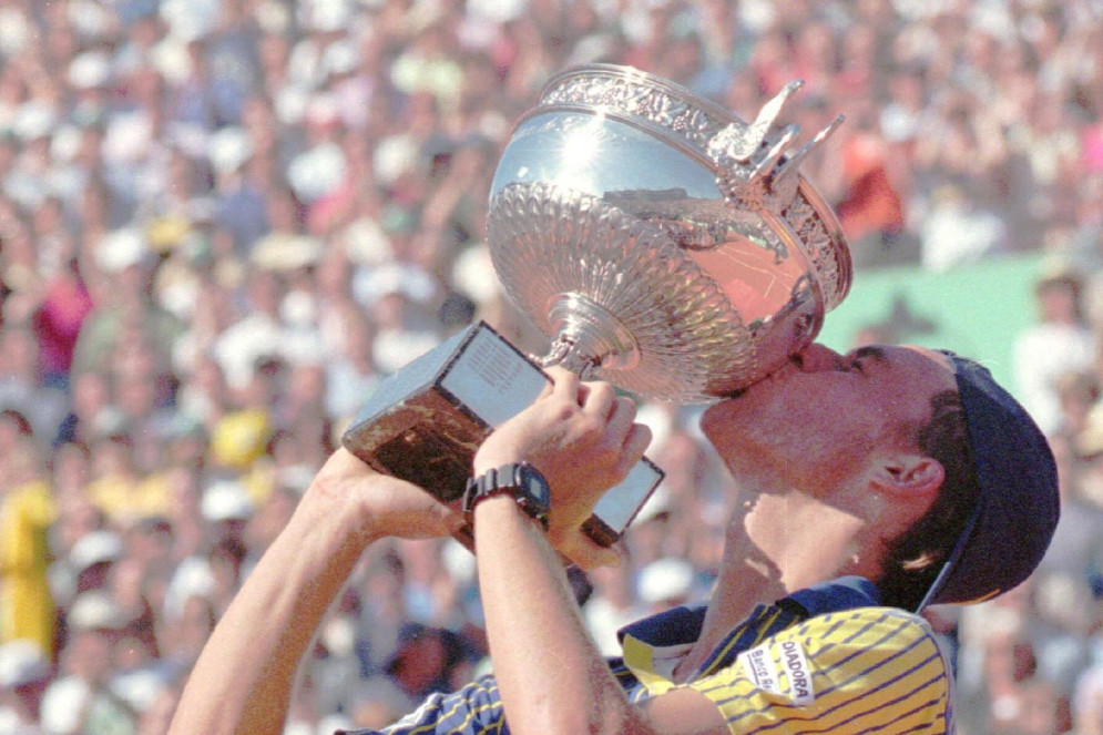 Guga beijando seu primeiro troféu Roland Garros(Foto: Jean Loup Gautreau)