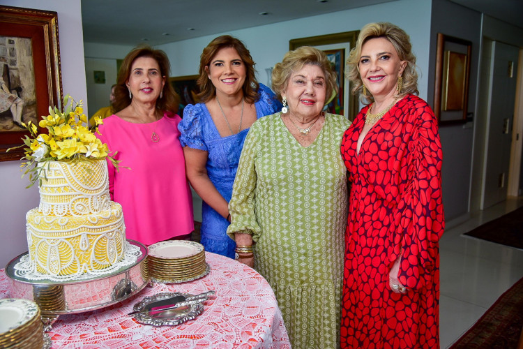 Aniversariante com a avó querida Consuelo, mais mamãe Graça e tia Regina(Foto: Eri Nunes/Divulgação)