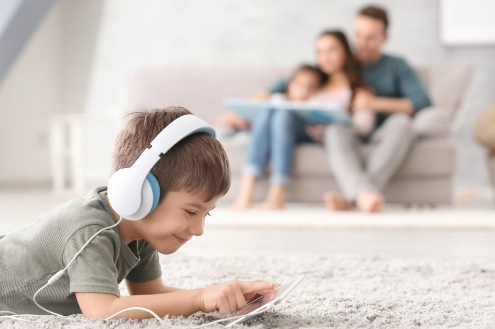 O uso constante de fones de ouvido por crianças e adolescentes é uma das formas mais comuns de exposição a ruídos excessivos(Foto: Freepik)