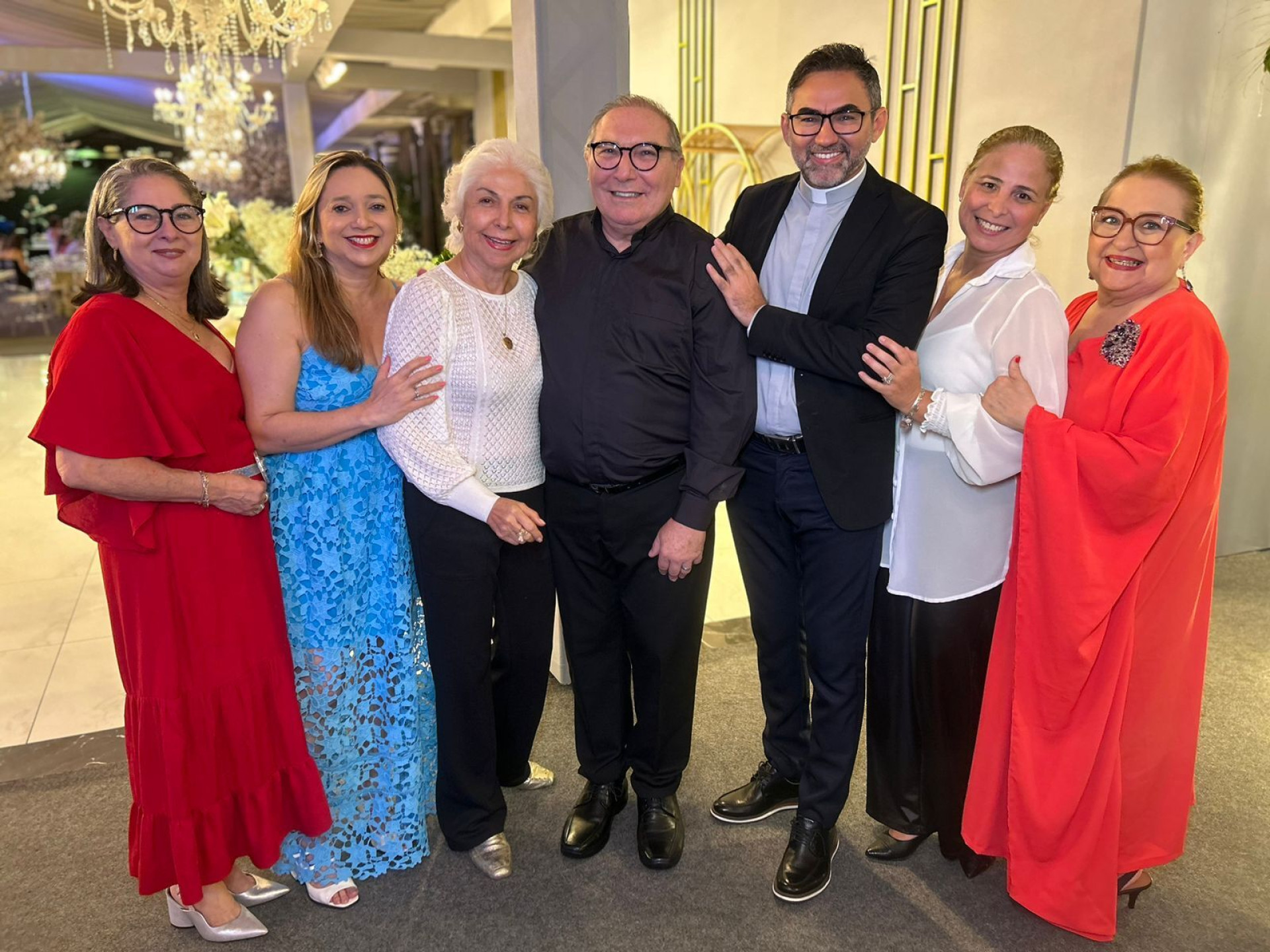 (Foto: arquivo pessoal )Consuelda Andrade, Patrícia Moreira, Alódia Guimarães, padre Eugênio, frei Ricardo Regis, Samyra Guimarães e Fátima Andrade
