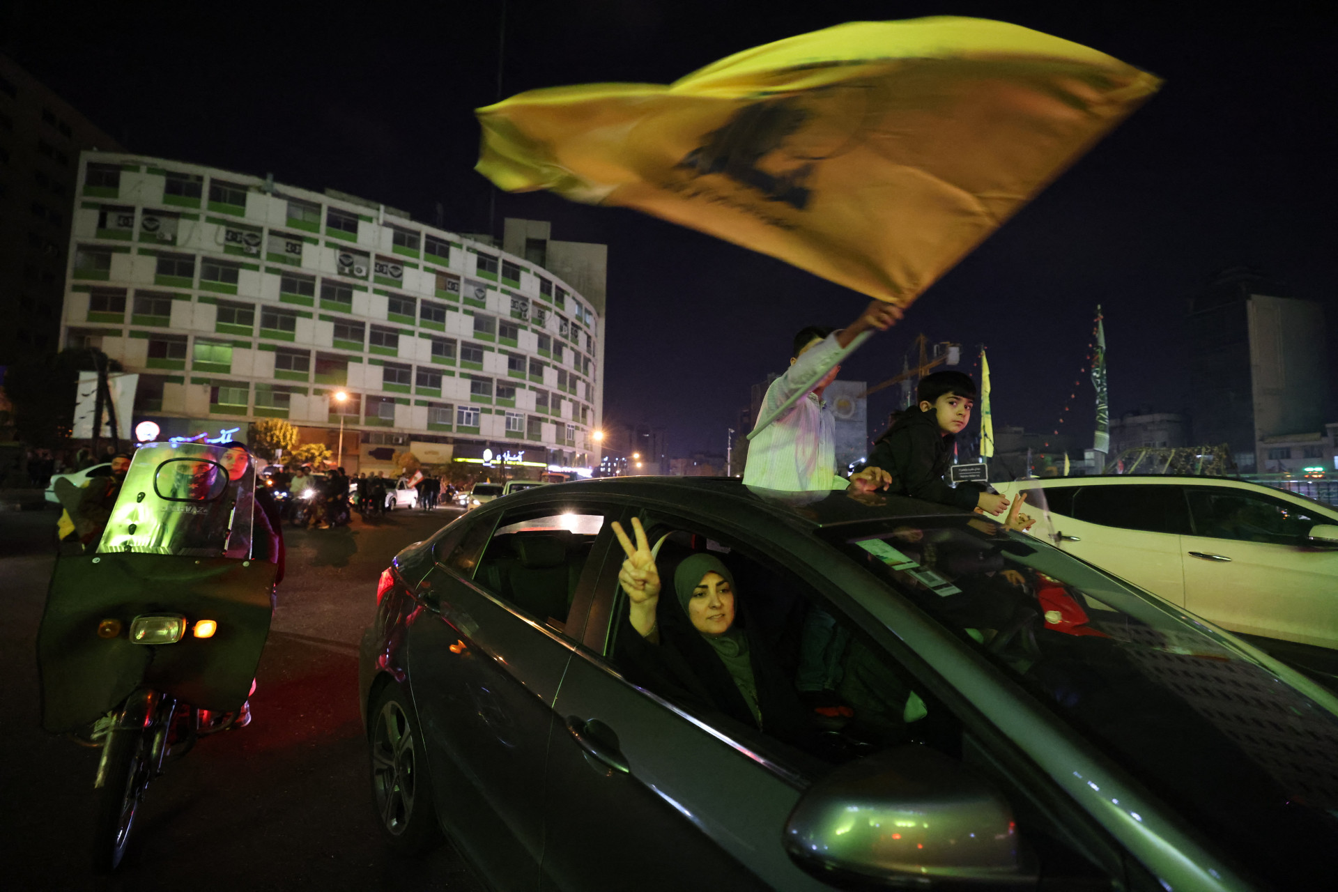 Manifestantes comemoram durante um comício em Teerã em 1º de outubro de 2024, depois que o Irã disparou uma saraivada de mísseis contra Israel em resposta ao assassinato do líder do Hezbollah, Hassan Nasrallah, e de outras milícias apoiadas pelo Irã (Foto: ATTA KENARE / AFP)