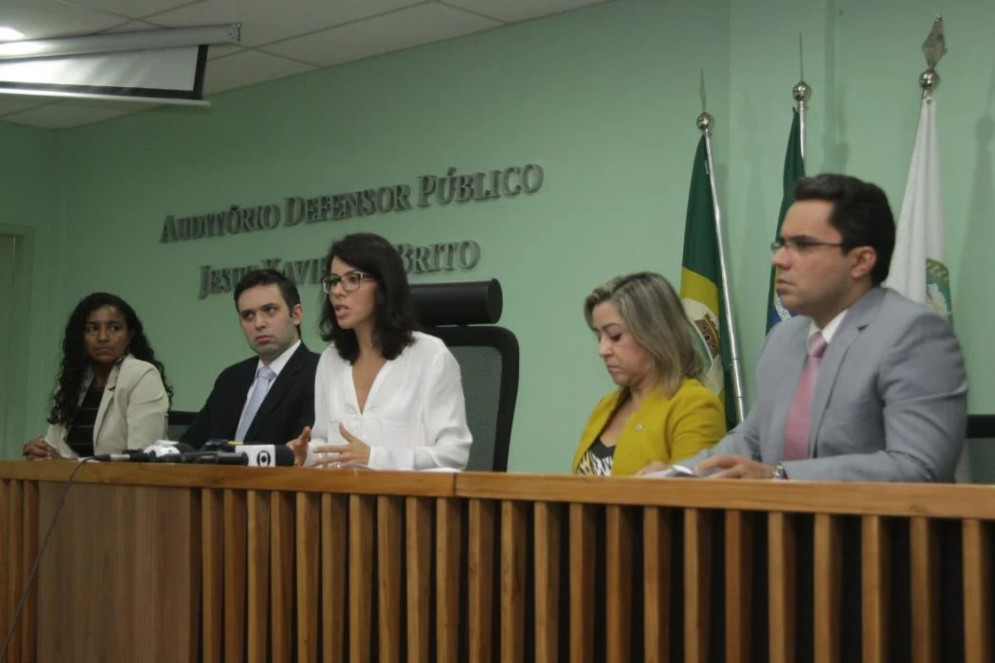 Imagem de 2015 - Ana Virginia Ferreira, ouvidora, Bruno Neves, coordenador do Núcleo de Assistência aos Presos Provisórios e ás Vítimas da Violência (Nuapp), Gina Kelly, defensora pública, Andréa Coelho, defensora Pública Geral do Ceará e Émerson Castelo Branco, defensor público, em entrevista no auditório da Defensoria Pública do Estado do Ceará, defendem Mirian França de Melo, suspeita de participar do homicídio da turista italiana Gaia Molinari(Foto: MAURI MELO / 06/1/2015)