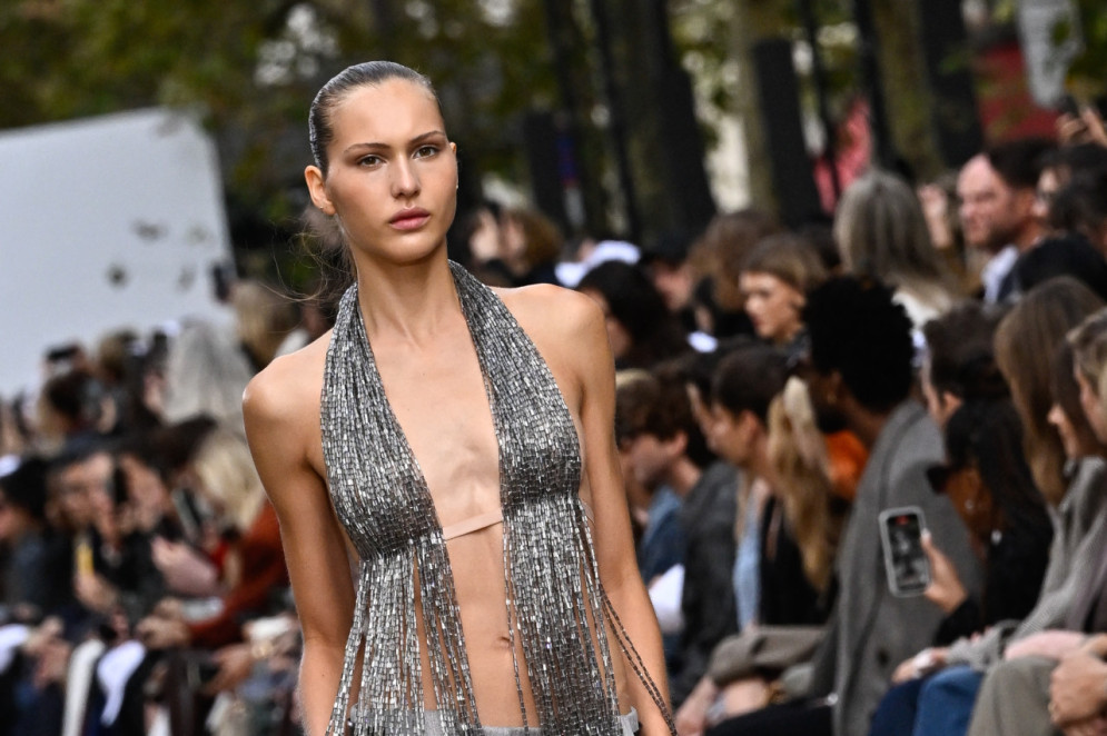 Desfile de Stella McCartney em Paris (Foto: JULIEN DE ROSA / AFP)