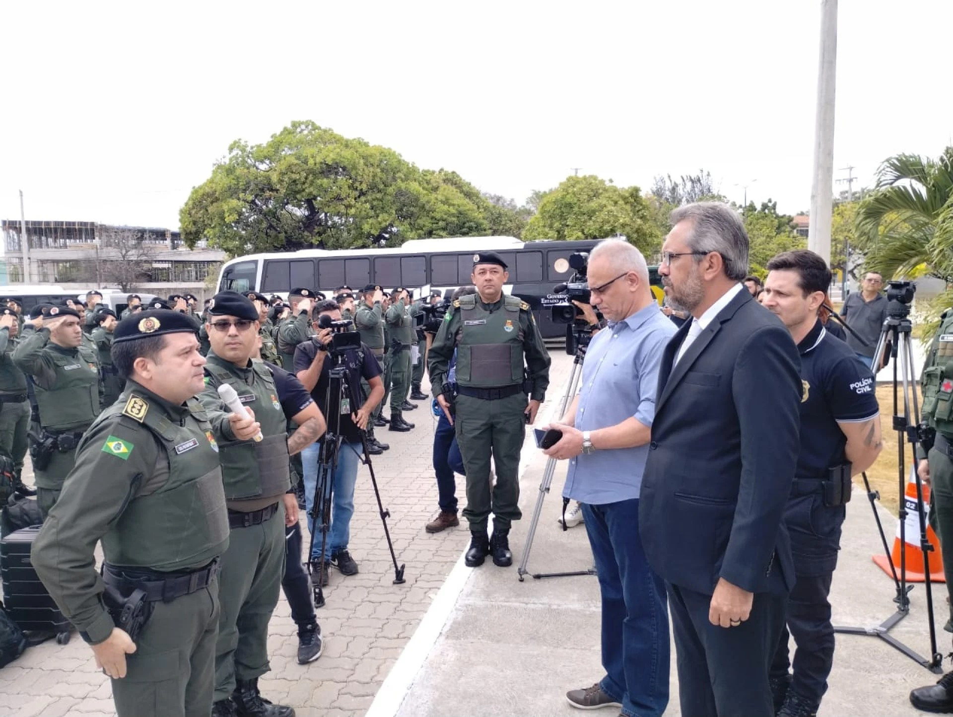 Governador Elmano de Freitas (PT) participou de solenidade no Cisp, onde ocorria o embarque de policiais militares para reforçar a segurança para as eleições municipais no Interior (Foto: Vitor Magalhães / O POVO)