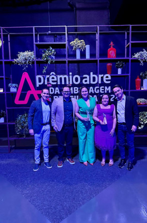 Equipe da Caju&iacute;na S&atilde;o Geraldo e da Bando comemoram os pr&ecirc;mios no mais importante festival de embalagens do Brasil(Foto: Divulga&ccedil;&atilde;o/Caju&iacute;na S&atilde;o Geraldo)