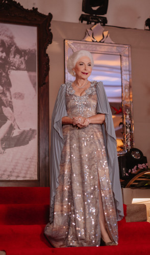 Alódia Guimarães trajou modelo do estilita Kallil Nepomuceno em seu aniversário de 80 anos(Foto: Glauber Albuquerque/divulgação)