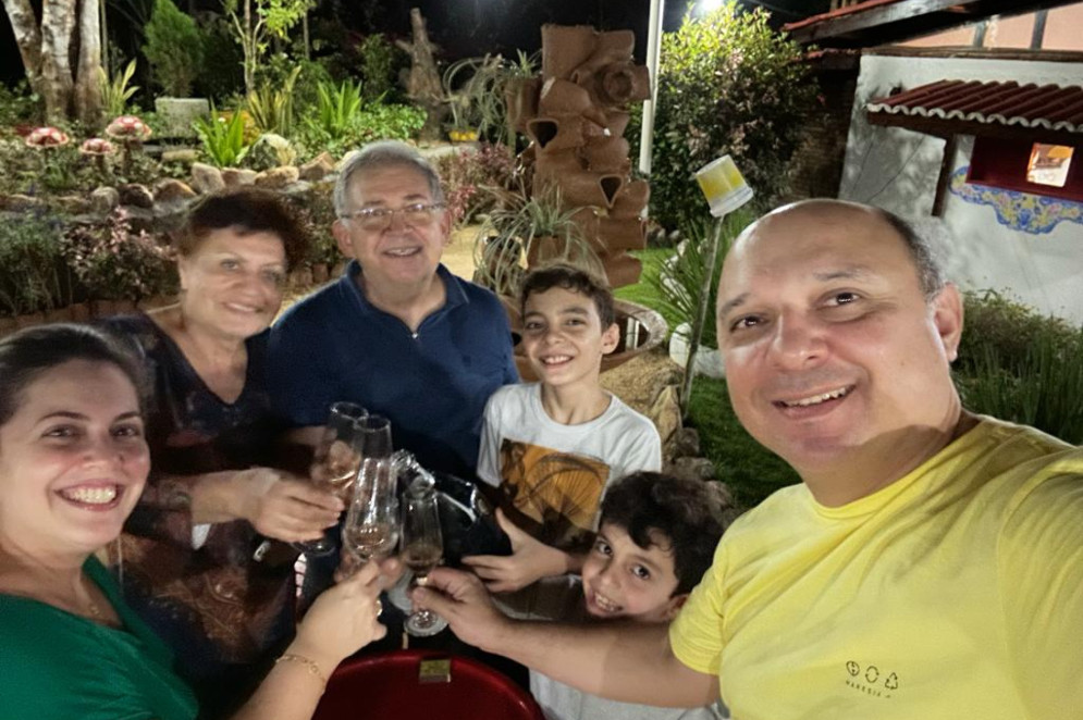 Conceição e José Antonio Nogueira brindando com a filha Eliane, o genro Bacon Teles e os netos Yuri e Artur(Foto: Arquivo pessoal José Antonio Nogueira/ Divulgação Panificadora Nogueira)