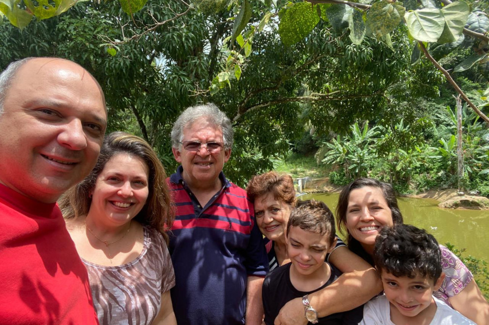 José Antonio Nogueira em momento de descontração com a esposa, filhas, genro e netos(Foto: Arquivo pessoal José Antonio Nogueira/ Panificadora Nogueira)