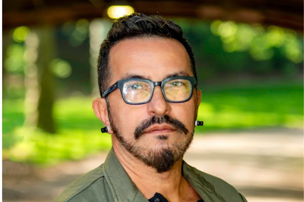 Almir França soma quase meio século de trabalho em várias vertentes da moda(Foto: Rubem da Silva / Divulgação)