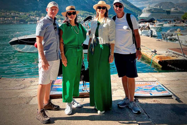 Na vip marina de Montenegro, Raquel, Paulo Teixeira, Randal e Carmen Ponte, que, hoje, paga aluguéis à vida(Foto:  Arquivo Familiar)