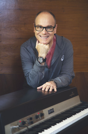 pianista, arranjador, diretor musical, cantor e compositor, Keco Brandão lança segundo volume do projeto 'Com Vida'