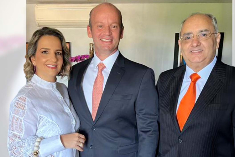 Viviane, maturante da semana, com Alber Vasconcelos e Ricardo, primogênito de uma das mais bonitas uniões da sociedade, Vera e René Freire (Foto: Arquivo Pessoal)